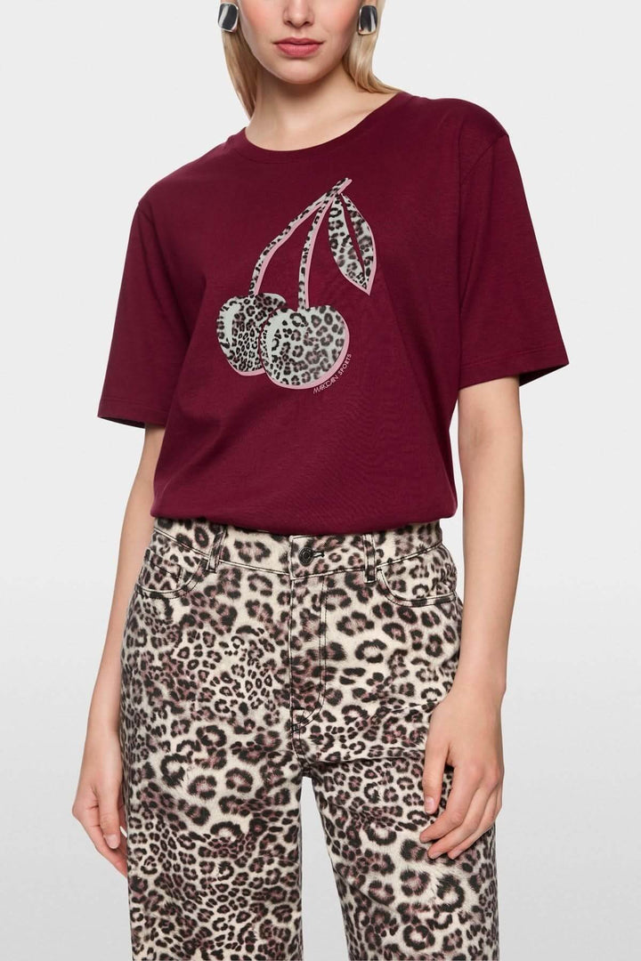 T-shirt imprimé cerises léopard en coton bio, coupe droite, manches courtes, encolure ronde, style moderne et confortable.