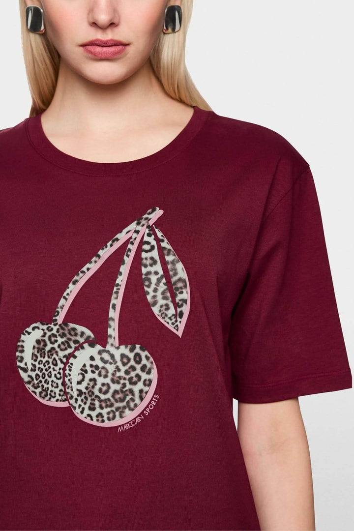 T-shirt imprimé cerises léopard en coton biologique avec coupe droite et manches courtes, modèle Rethink Together.