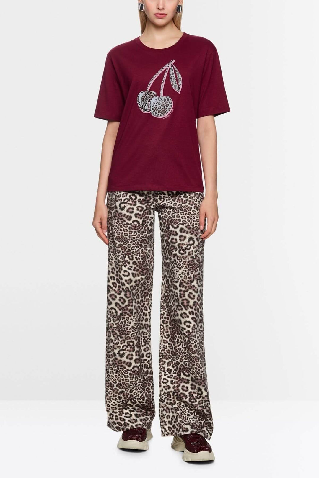 T-shirt imprimé cerises léopard rouge, manches courtes, avec pantalon motif léopard. Mode décontractée et moderne.