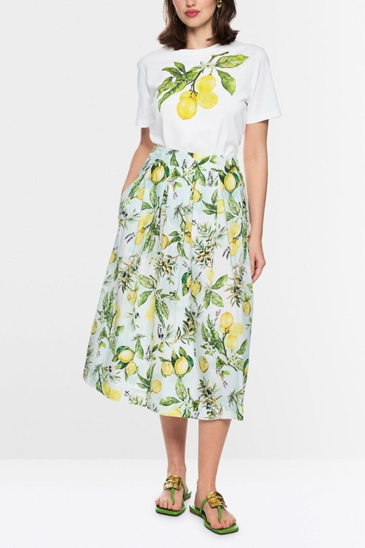 Femme portant un T-shirt imprimé citron, ample en coton biologique avec imprimé citrons, paillettes et perles, coupe ample, été, taille N3/38.