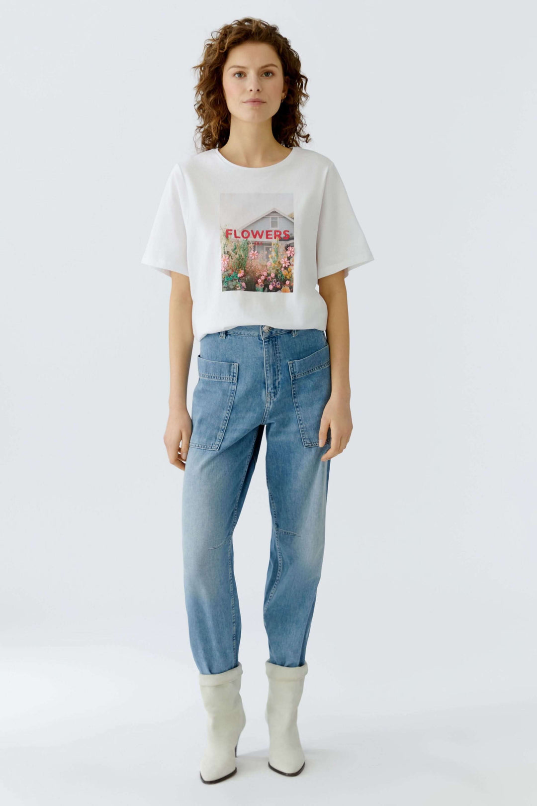 T-shirt imprimé graphique, coupe droite avec un visuel artistique floral sur le devant. Décontracté et moderne pour une garde-robe tendance.