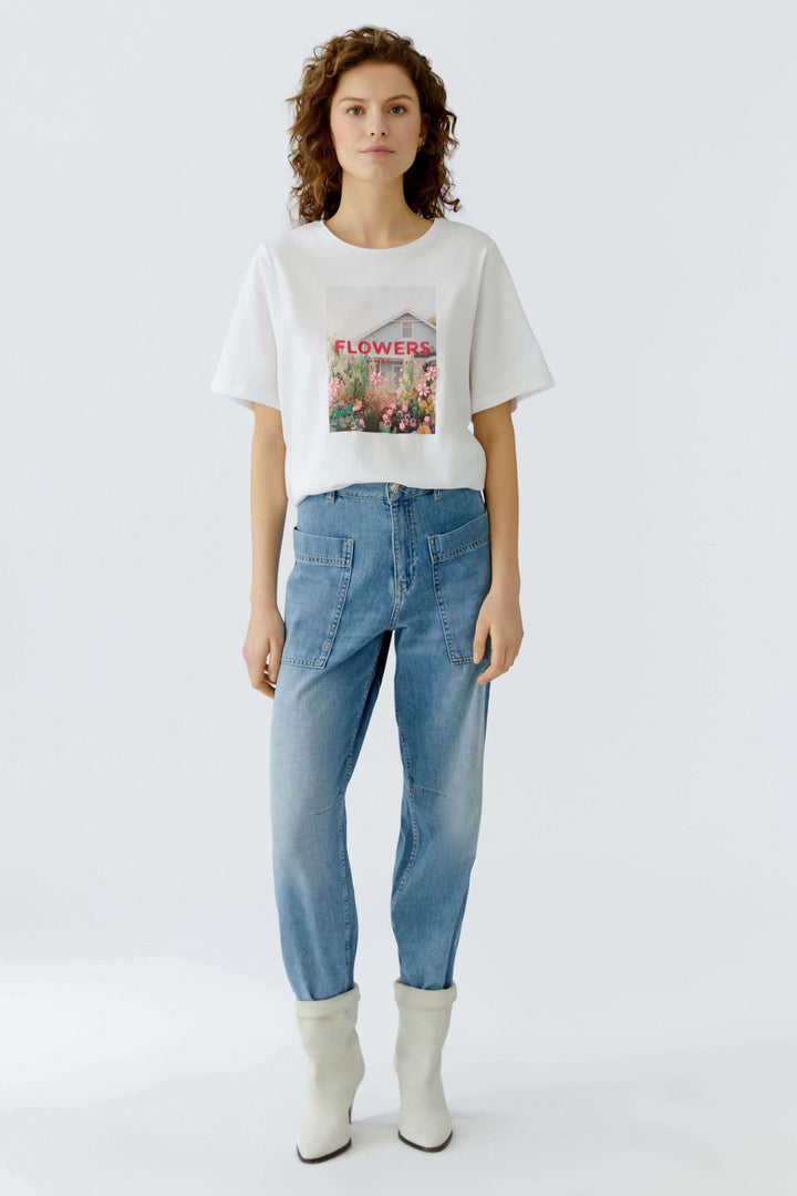 T-shirt imprimé graphique, coupe droite avec un visuel artistique floral sur le devant. Décontracté et moderne pour une garde-robe tendance.