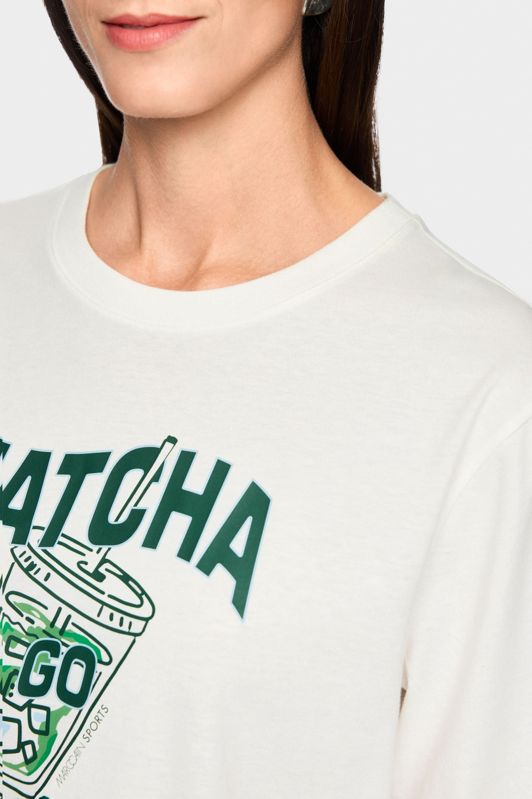 T-shirt imprimée matcha « Rethink Together » avec imprimé graphique vert, femme portant le vêtement de coupe droite, encolure ronde.