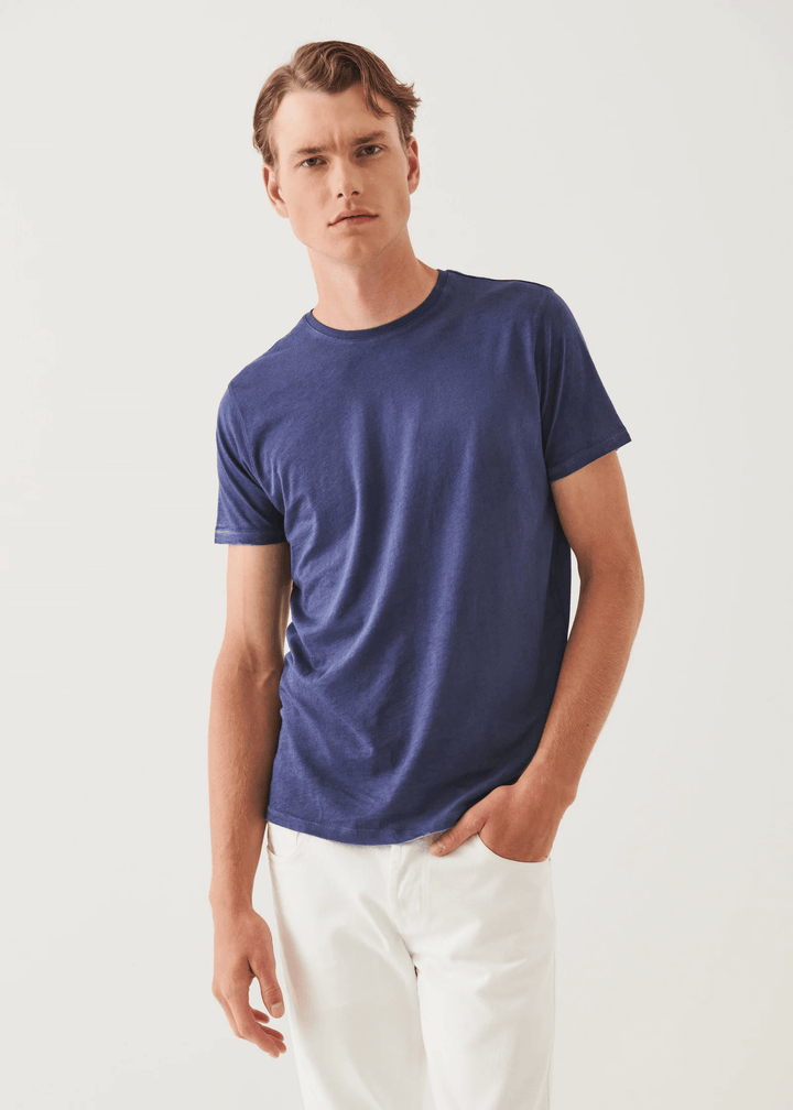 T-shirt léger au col rond, coupe droite, couleur bleu, parfait pour les journées chaudes ou sous une veste.
