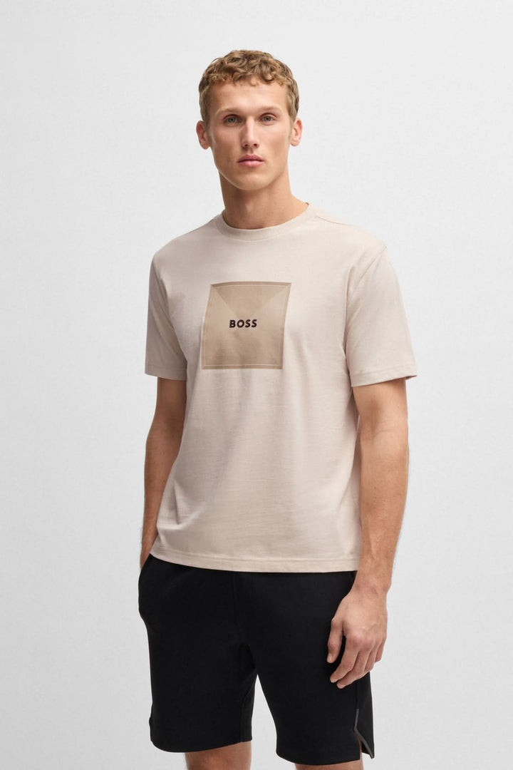 T-shirt BOSS en jersey de coton beige avec logo sur textile, style décontracté et écoresponsable.