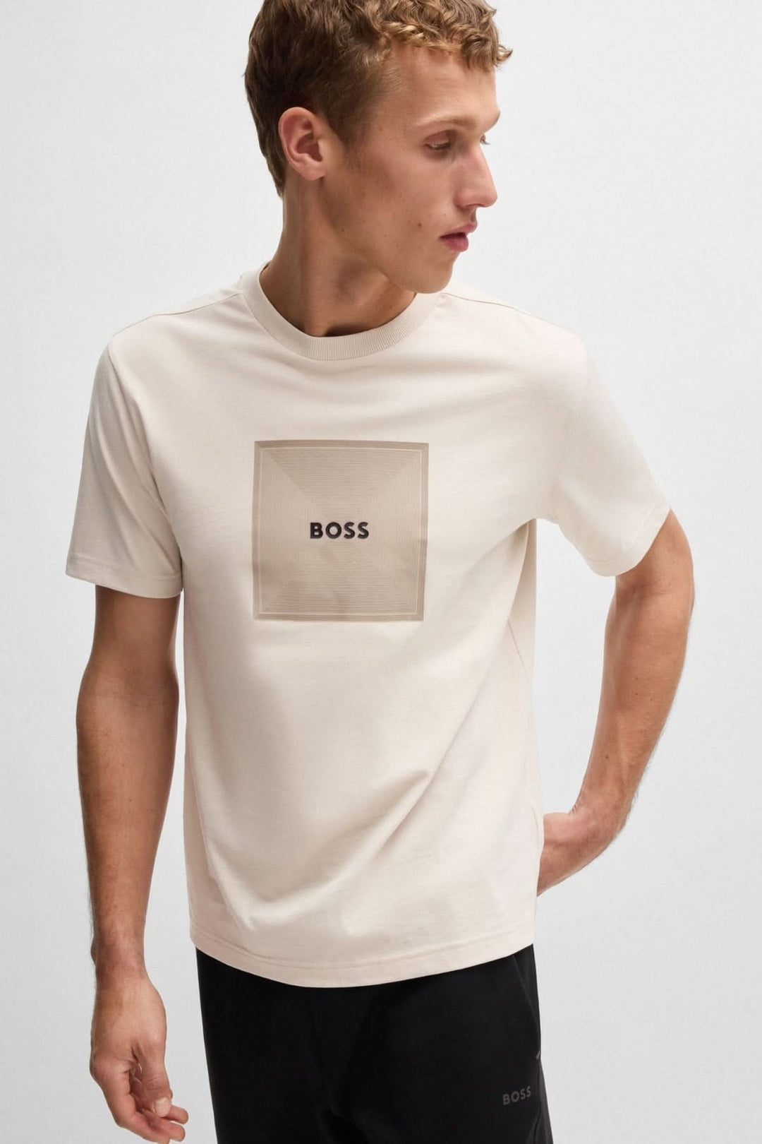 T-shirt BOSS beige en jersey de coton respirant, avec logo élégant imprimé sur le devant.