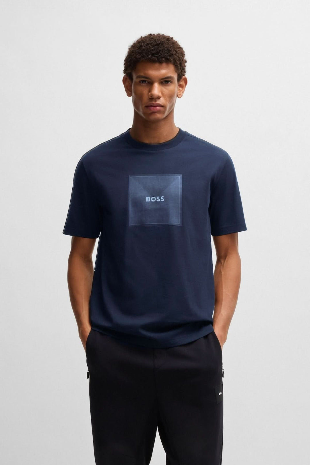 T-shirt BOSS en jersey de coton, coupe décontractée avec logo subtil, couleur marine, pour un style élégant et confortable.