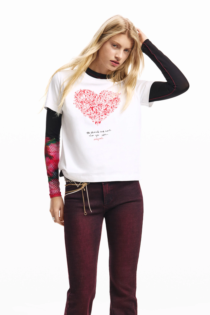 Femme portant un T-shirt à manches courtes coeur avec imprimé graphique stylisé en cœur, coupe droite, et encolure ronde classique.
