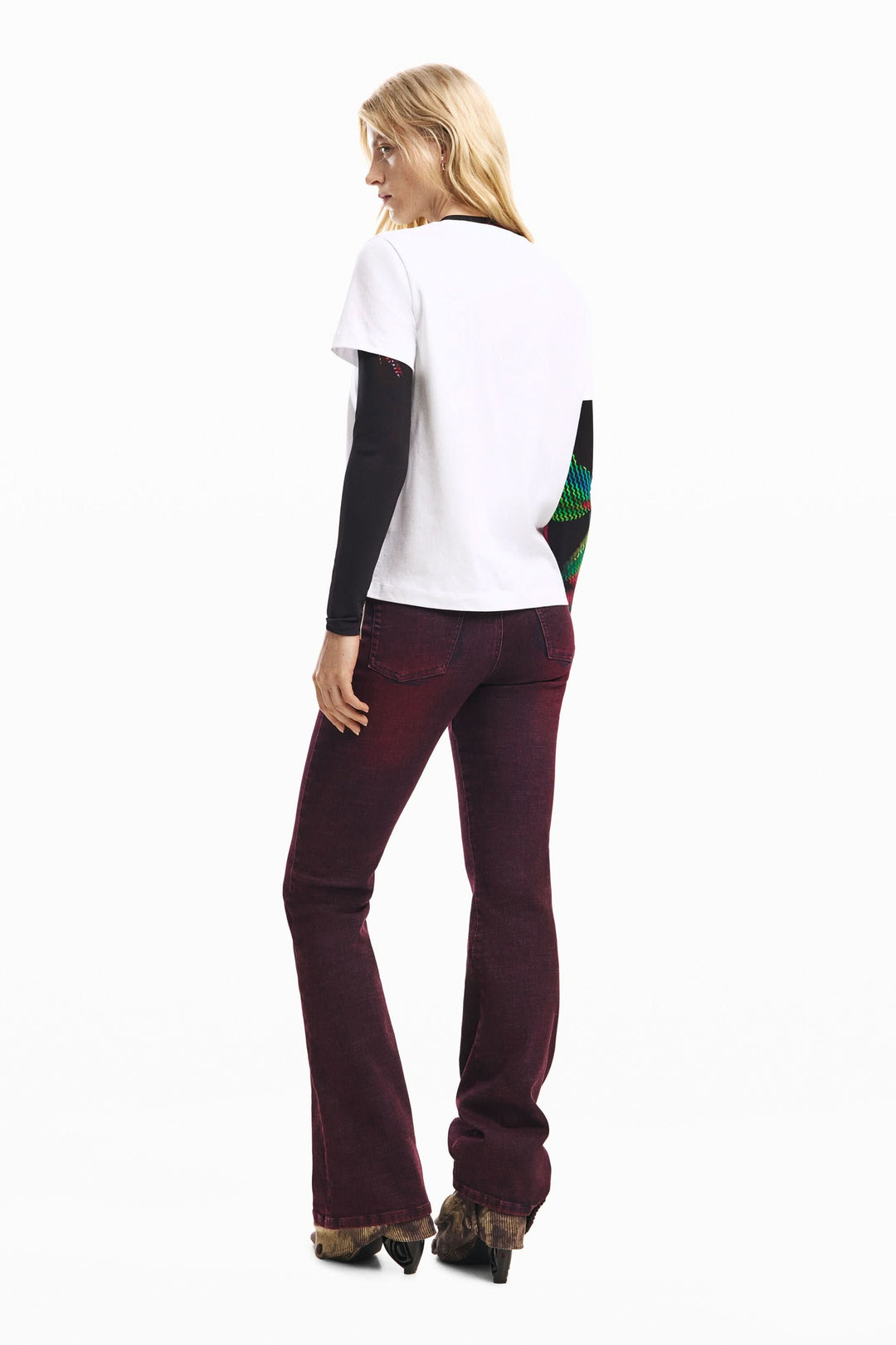 Femme portant un T-shirt à manches courtes coeur avec un style moderne et confortable, vu de dos.