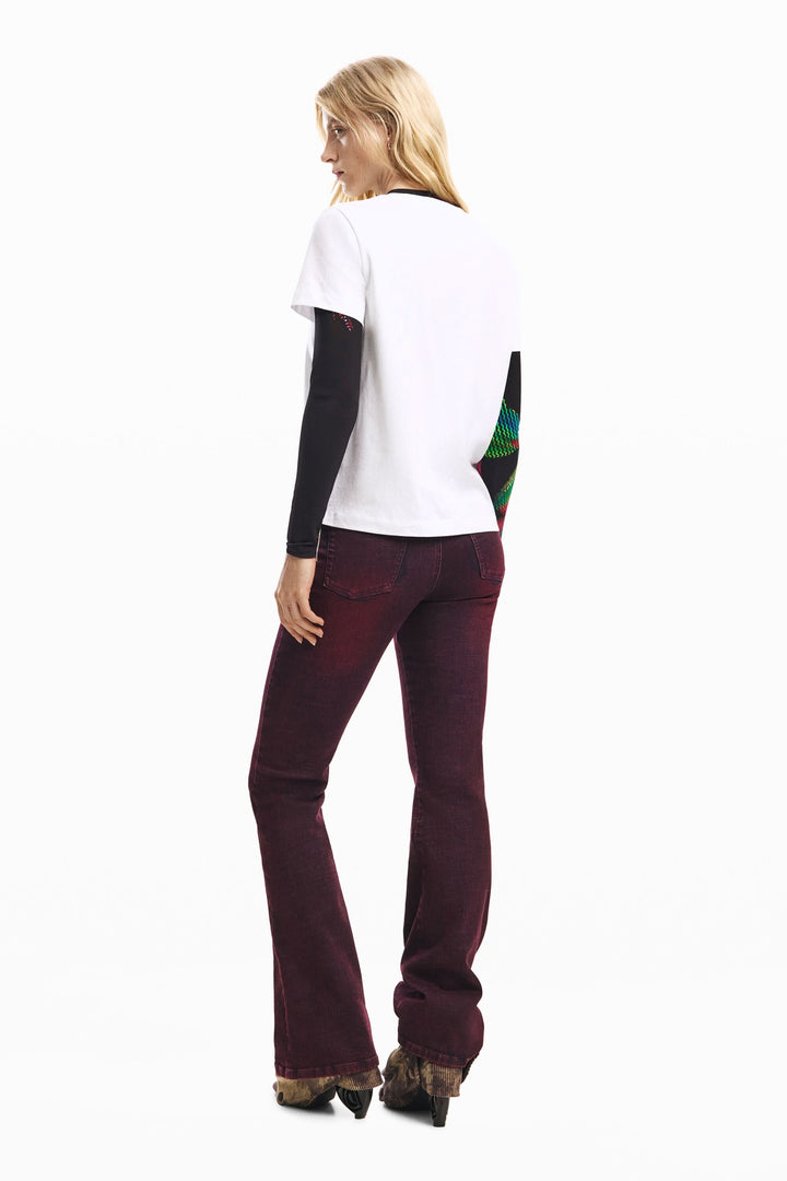 Femme portant un T-shirt à manches courtes coeur avec un style moderne et confortable, vu de dos.