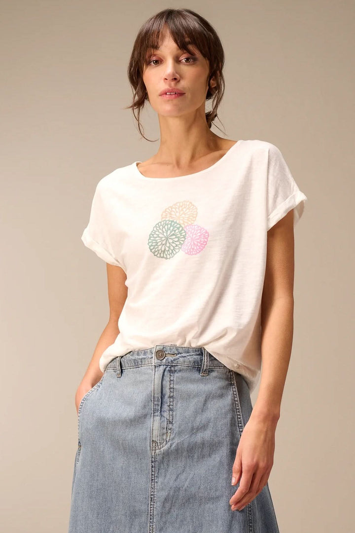 T-shirt à manches courtes coupe décontractée avec design graphique, idéal pour un style quotidien et confortable, porté par un mannequin.