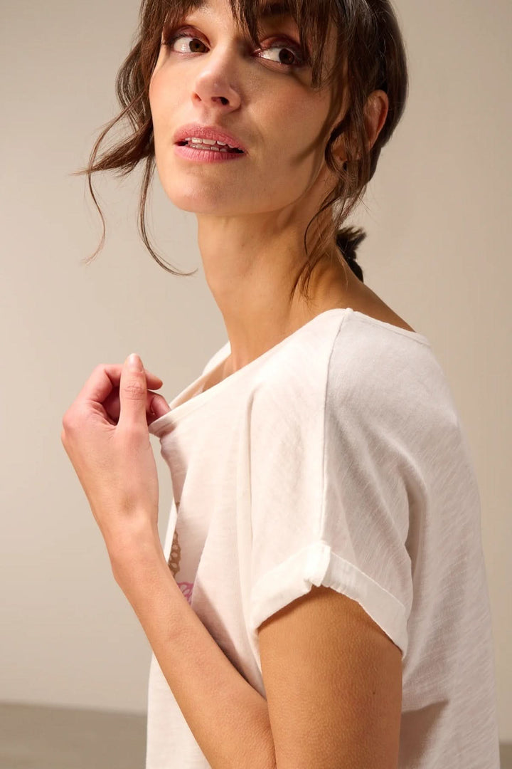 Femme portant un t-shirt à manches courtes coupe décontractée en tissu doux et respirant, idéal pour un style casual et polyvalent.