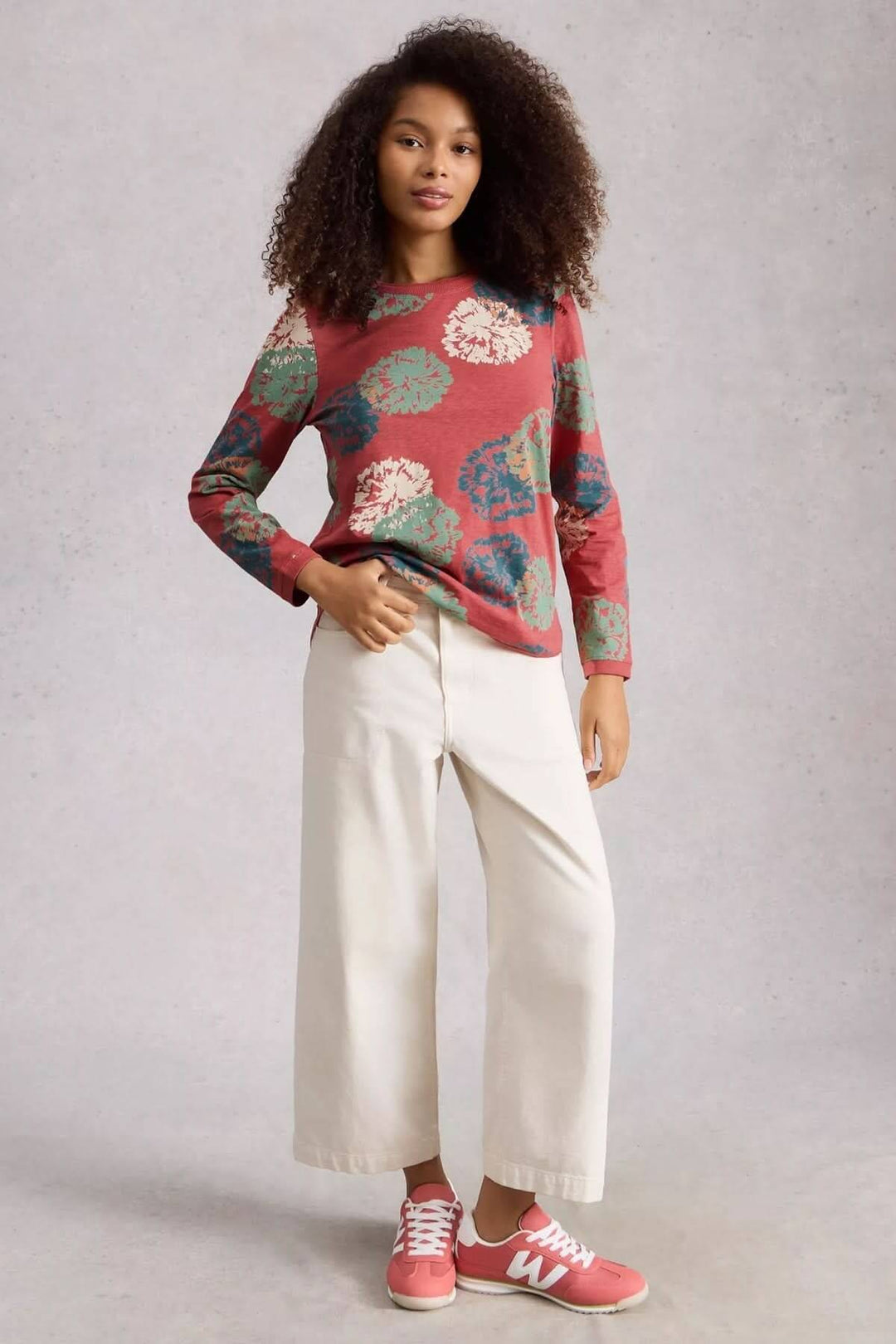 T-shirt à manches longues Clara dans un design élégant porté par une femme, soulignant une coupe droite et un tissu confortable.