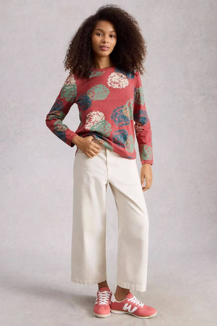 T-shirt à manches longues Clara dans un design élégant porté par une femme, soulignant une coupe droite et un tissu confortable.