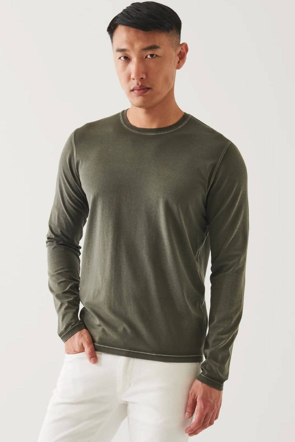 Homme portant un t-shirt à manches longues en coton pima, couleur olive, sur fond neutre.