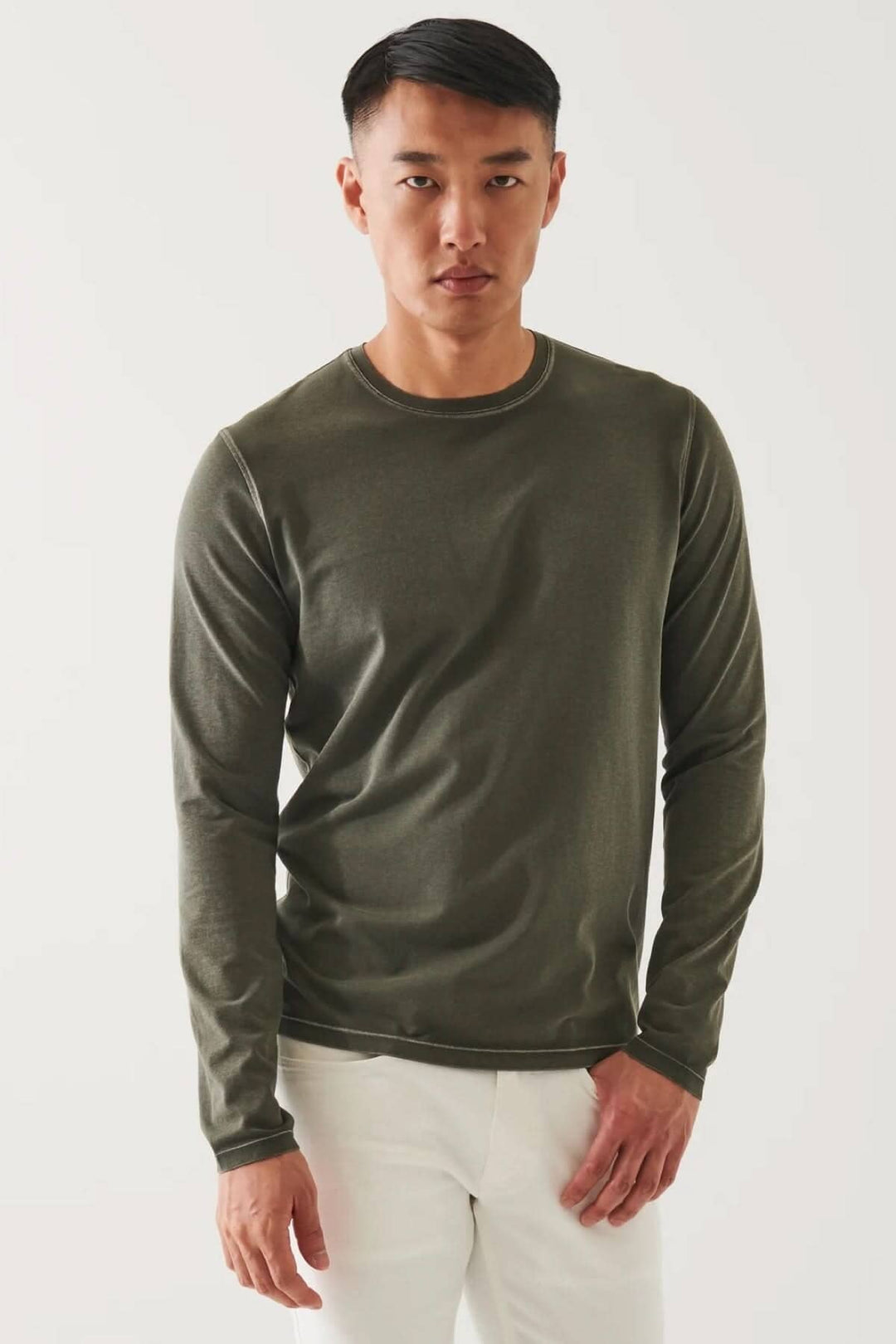 T-shirt à manches longues en coton pima, coupe décontractée, coloris vert, porté par un homme sur fond neutre.