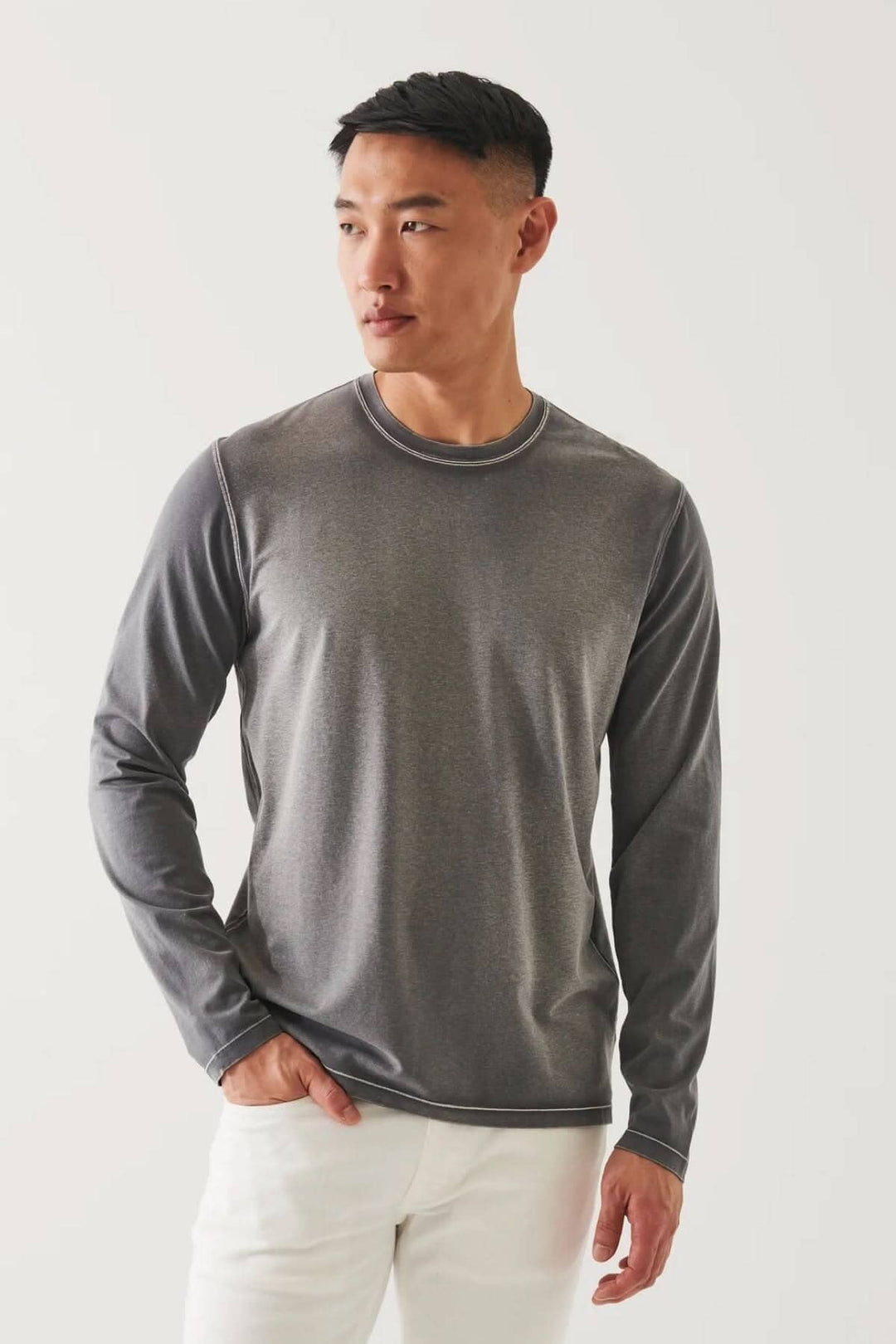 T-shirt à manches longues en coton pima, coupe décontractée, couleur gris, porté par un homme.