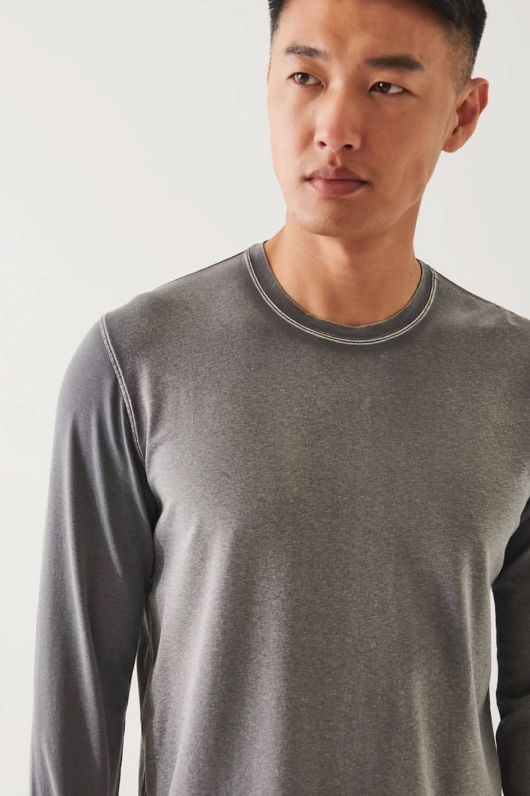 Homme portant un t-shirt à manches longues en coton pima, coloris gris, style décontracté.