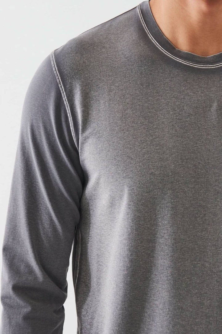 T-shirt à manches longues en coton pima gris avec col rond et accents de couture, idéal pour une coupe décontractée.