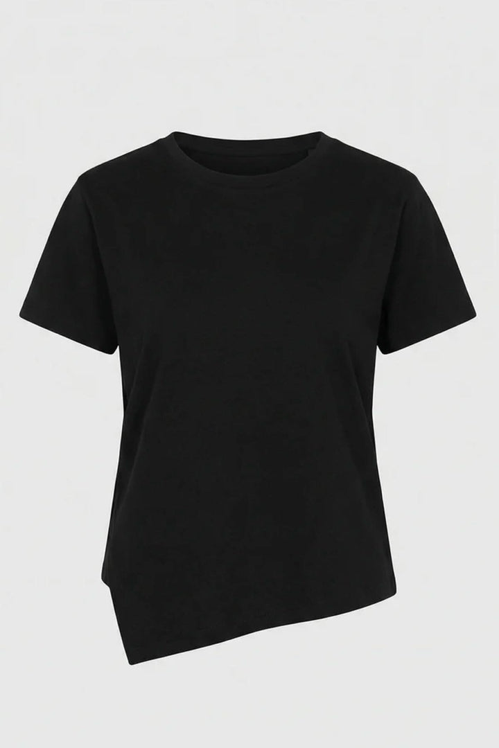 T-shirt à ourlet asymétrique noir moderne et épuré, parfait pour un look décontracté et contemporain.