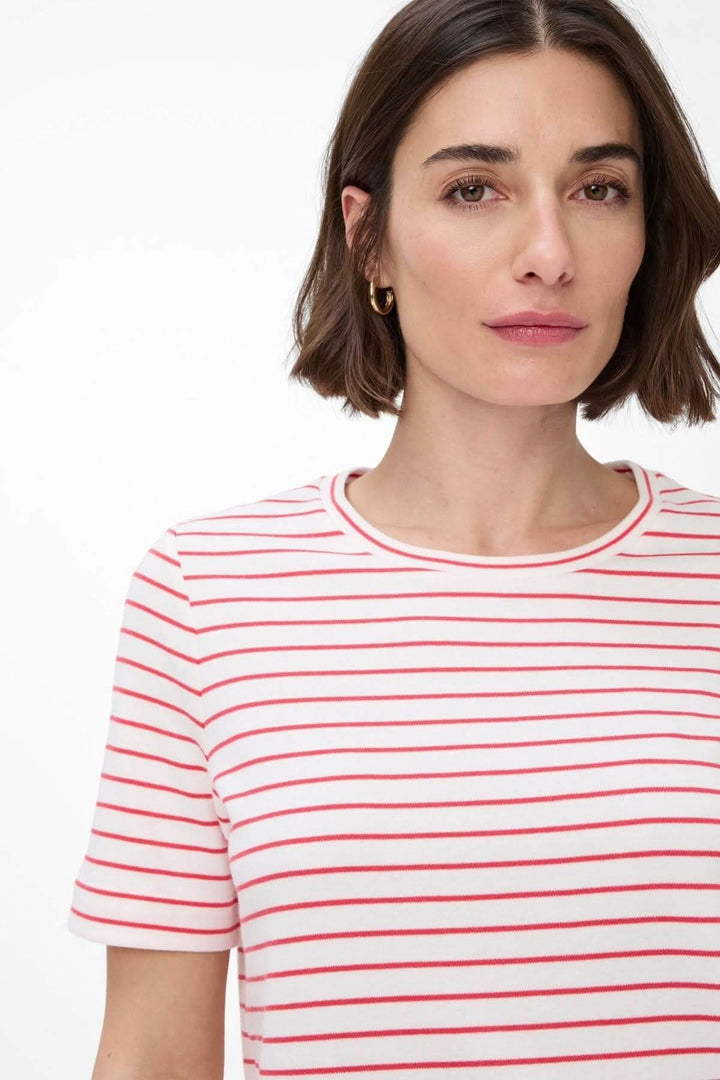 T-shirt rayé CIRA de Brax, col rond, motif à rayures rouge et blanc, silhouette légèrement ajustée.