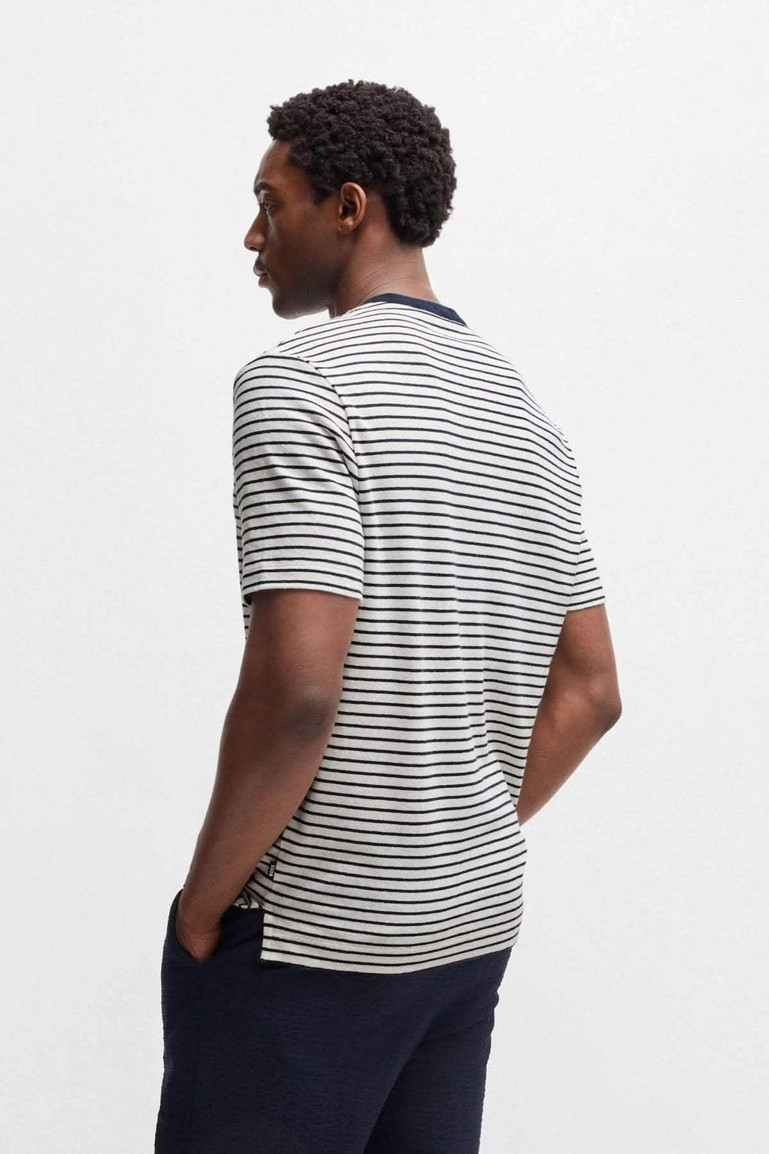 T-shirt rayé homme vue arrière, col contrastant et manches courtes, style décontracté et moderne.