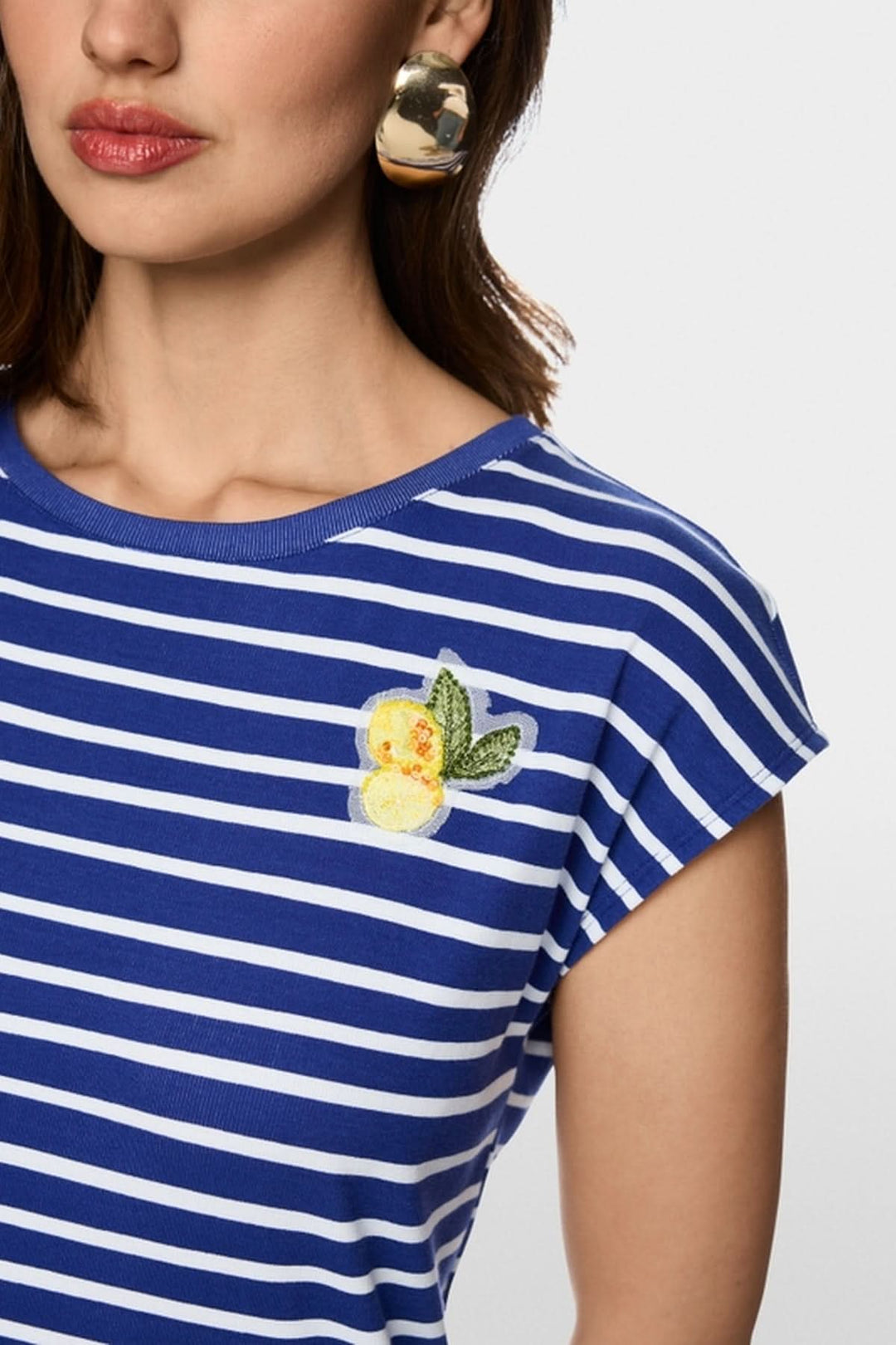 T-shirt rayé applique citrons en cotton stretch avec manches courtes et encolure ronde, détail estival méditerranéen.