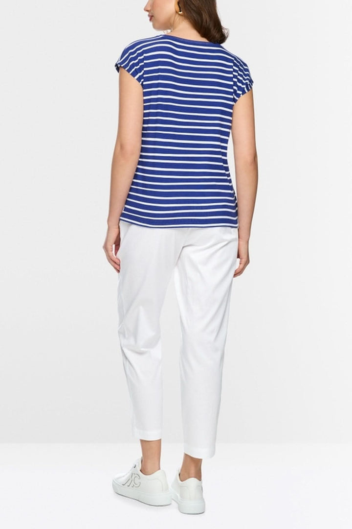 Femme portant un T-shirt rayé applique citrons avec manches courtes et col rond, vue de dos, style décontracté.