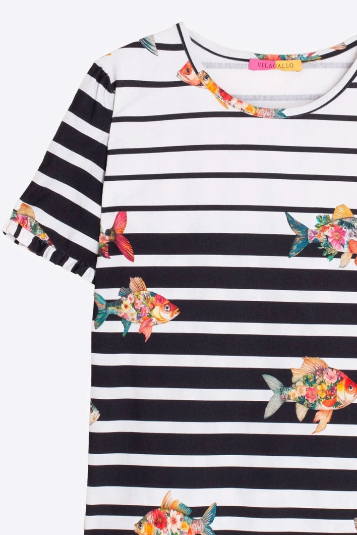 T-shirt rayé avec poissons volants, motif ludique et contemporain, manches courtes volantées. Décris moi le produit en français.