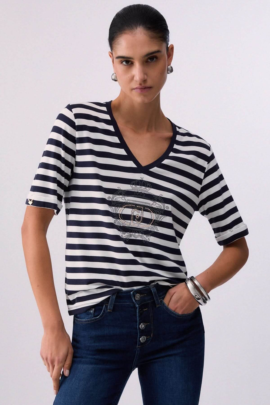 T-shirt rayé col en V avec motif décoratif, manches courtes, tissu doux et extensible. Décris moi le produit en français.