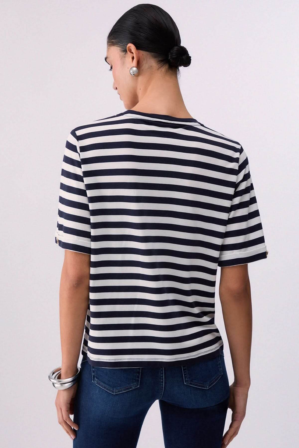 Femme portant un T-shirt rayé col en V avec motif décoratif et manches courtes, vue arrière, tissu doux et confortable.