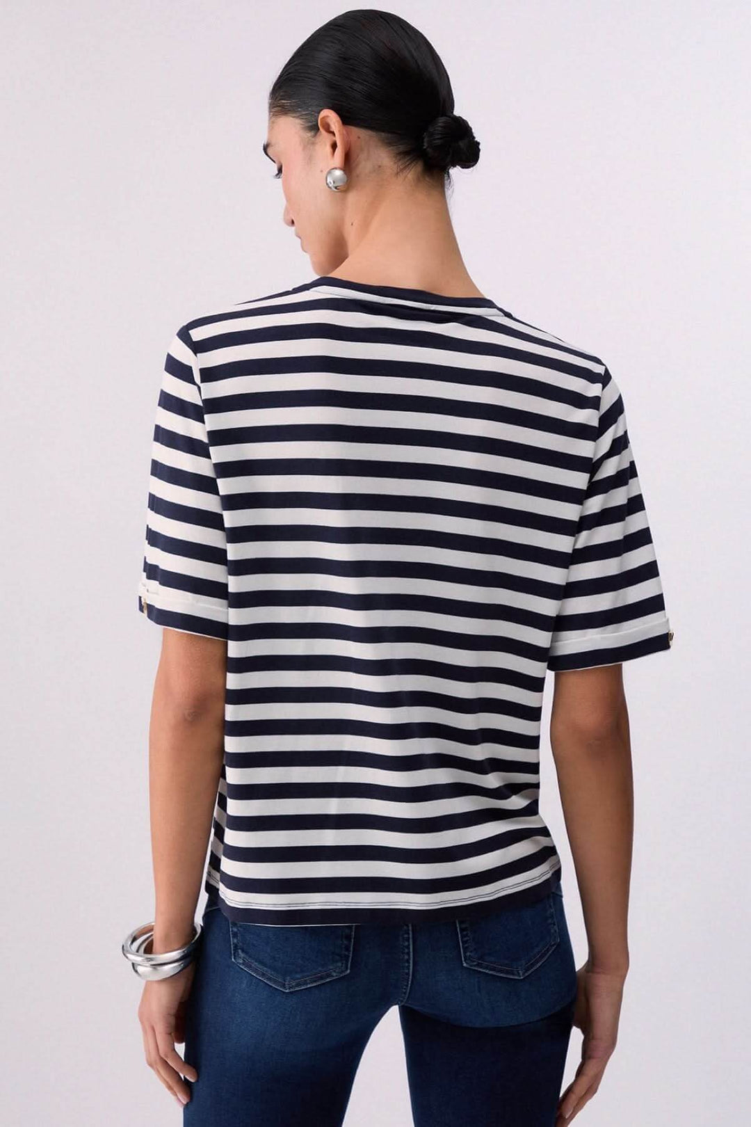 Femme portant un T-shirt rayé col en V avec motif décoratif et manches courtes, vue arrière, tissu doux et confortable.