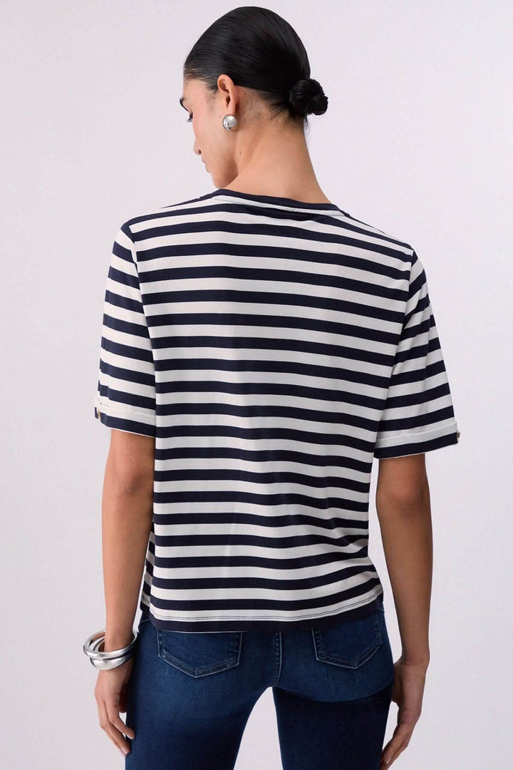 Femme portant un T-shirt rayé col en V avec motif décoratif et manches courtes, vue arrière, tissu doux et confortable.