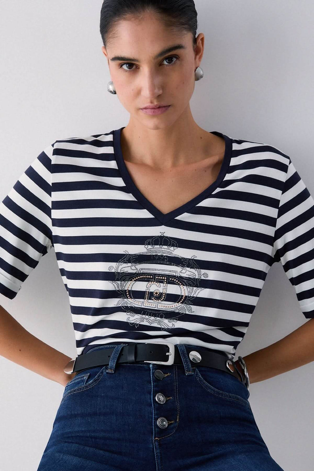 T-shirt rayé col en V avec motif décoratif, manches courtes, tissu doux et extensible, style marin élégant.
