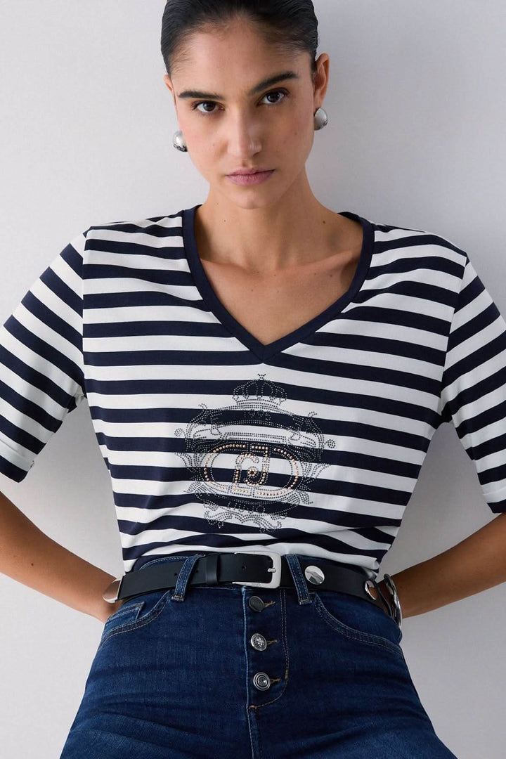 T-shirt rayé col en V avec motif décoratif, manches courtes, tissu doux et extensible, style marin élégant.