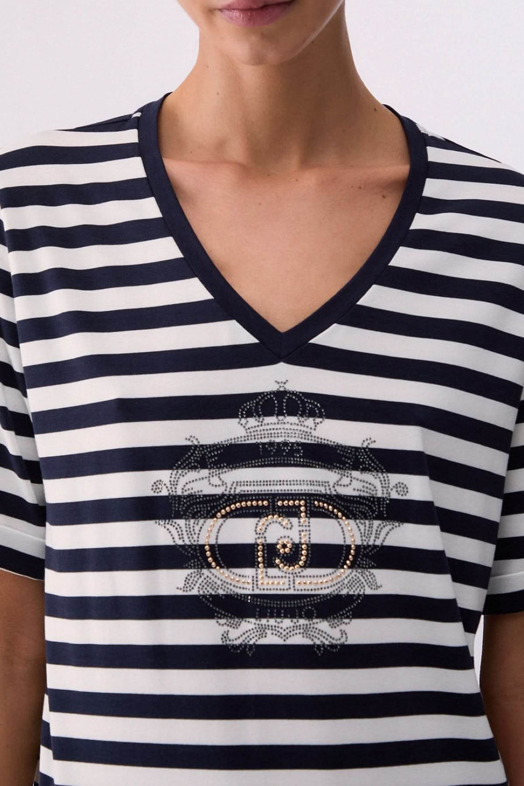 T-shirt rayé col en V avec motif décoratif élégant et chic, parfait pour un look quotidien confortable.