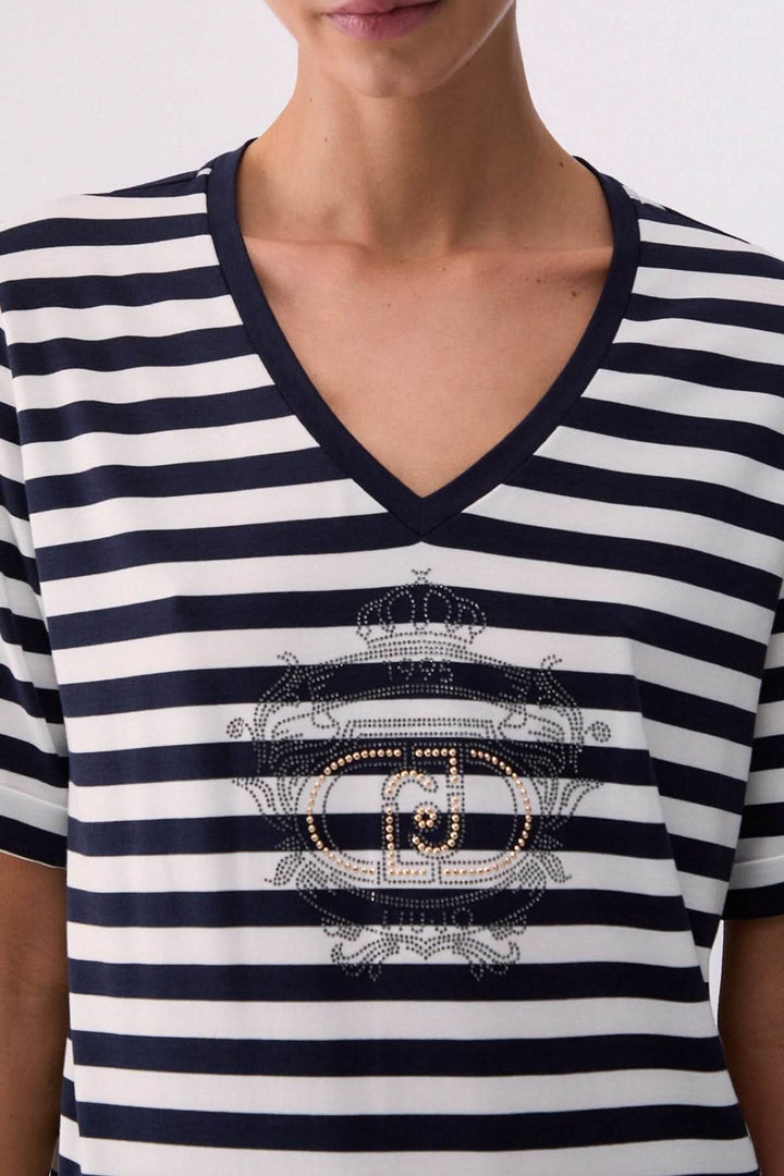 T-shirt rayé col en V avec motif décoratif élégant et chic, parfait pour un look quotidien confortable.