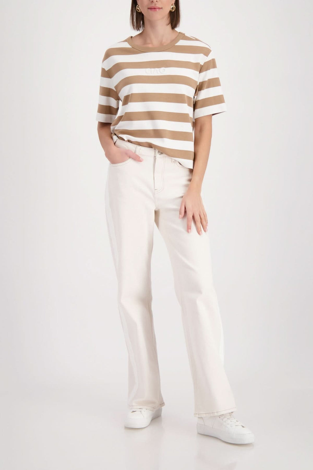 Femme portant un T-shirt rayé à logo embossé, manches courtes et tissu doux, coupe décontractée pour un look casual chic.