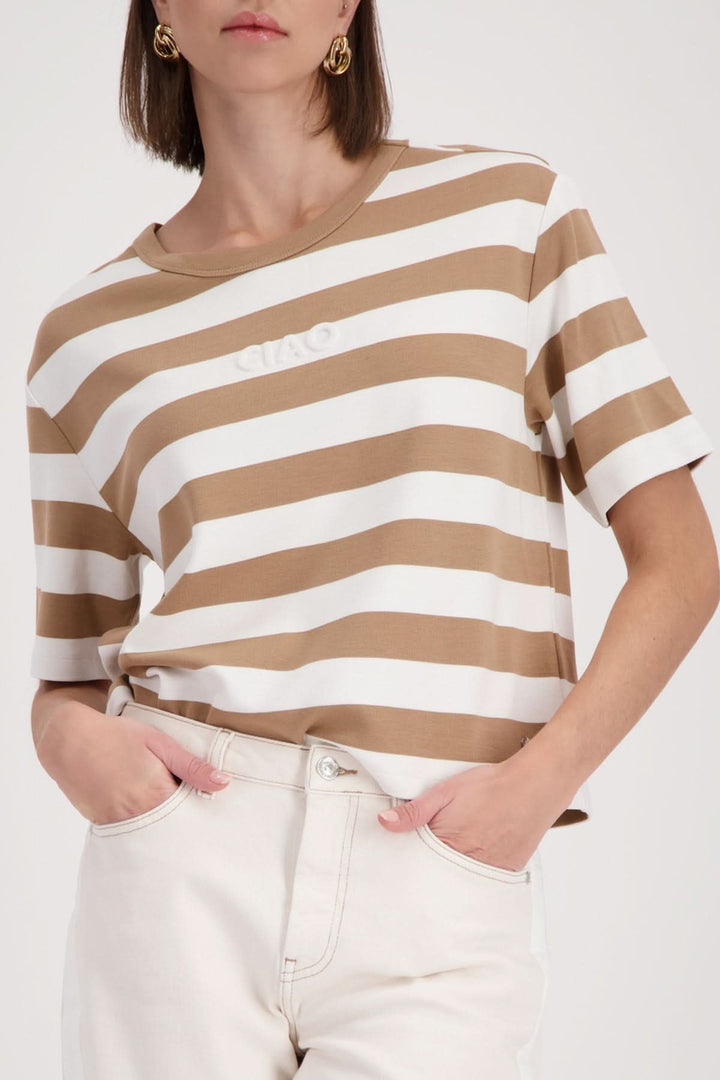 Femme portant un T-shirt rayé à logo embossé, manches courtes, design décontracté, parfait pour un style casual chic.