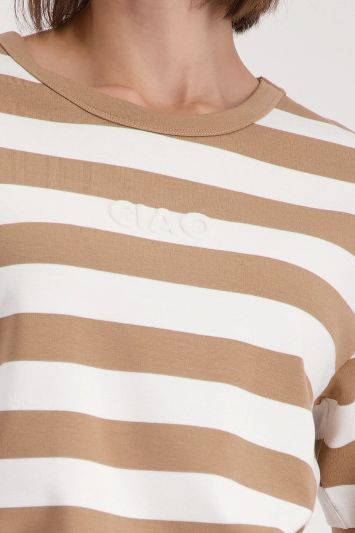 T-shirt rayé à logo embossé beige et blanc, manches courtes, col rond, coupe décontractée, idéal pour un style casual chic quotidien.