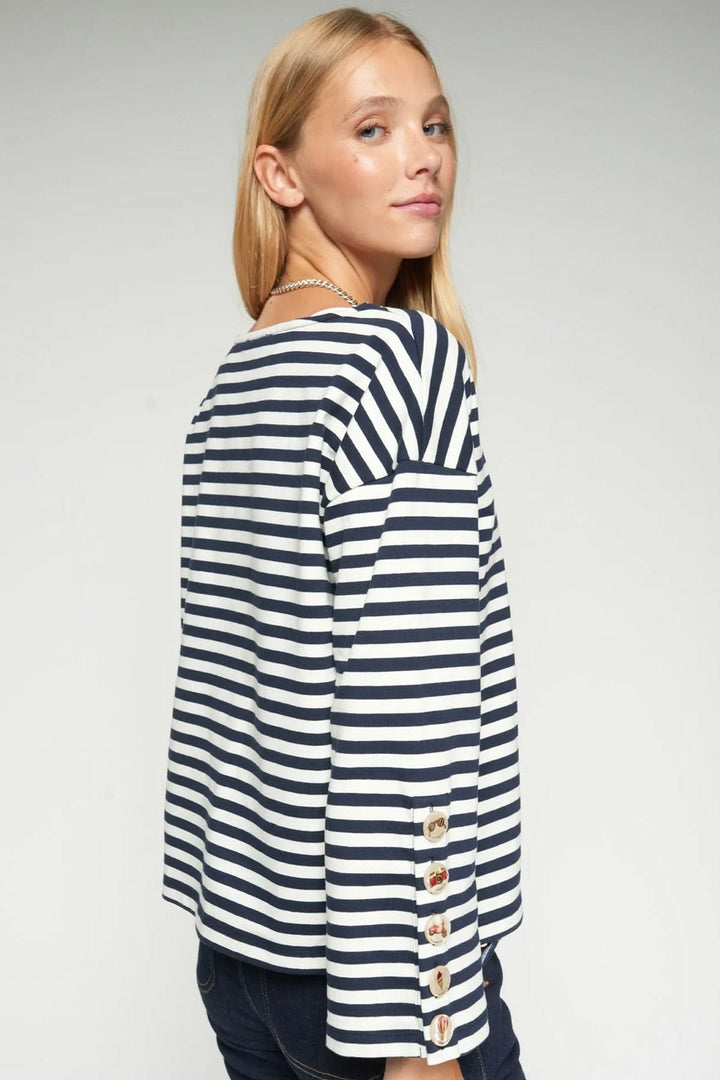 T-shirt rayé à manches longues avec boutons aux poignets et encolure arrondie, style décontracté et élégant.