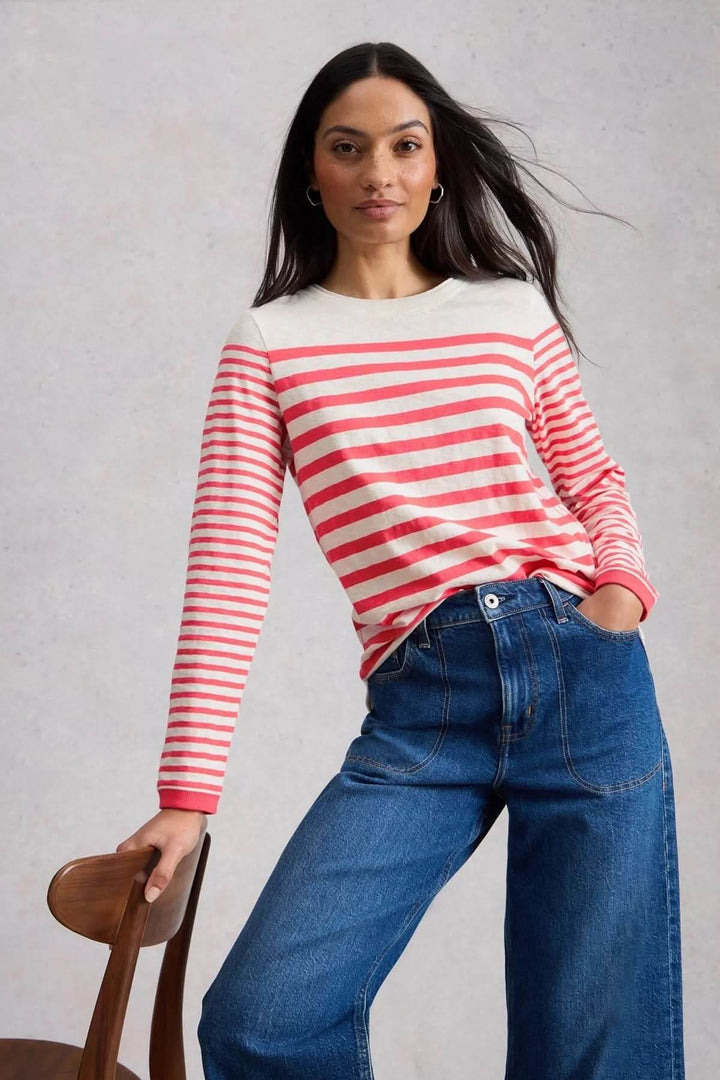 Femme portant un T-shirt rayé à manches longues, coupe droite, motif rayé, encolure ronde, avec un style décontracté et soigné.