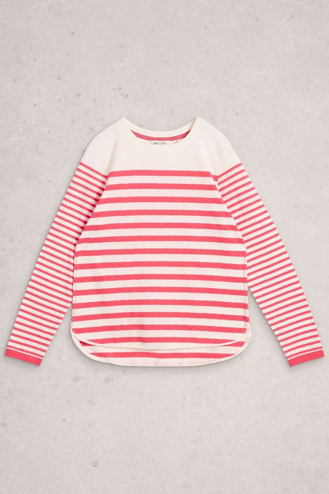 T-shirt rayé à manches longues en tissu doux, coupe droite avec encolure ronde, idéal pour un style décontracté et soigné.