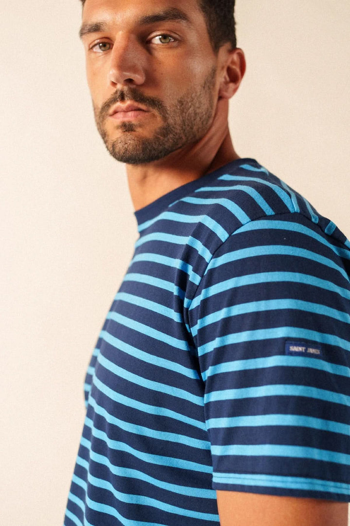 Homme portant un T-shirt à rayures classique bleu, coupe régulière, manches courtes, encolure arrondie, tissu doux et confortable.