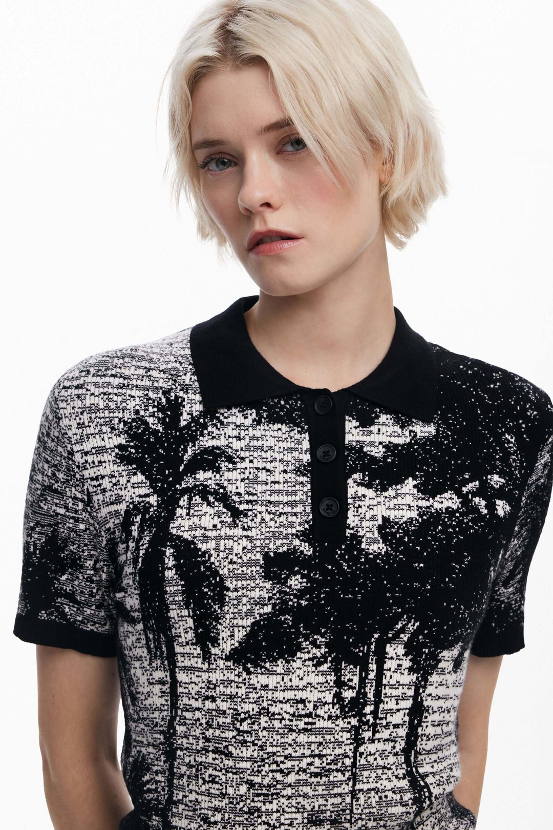 T-shirt style polo à manches courtes avec imprimé paysage de palmiers pour un look estival décontracté.