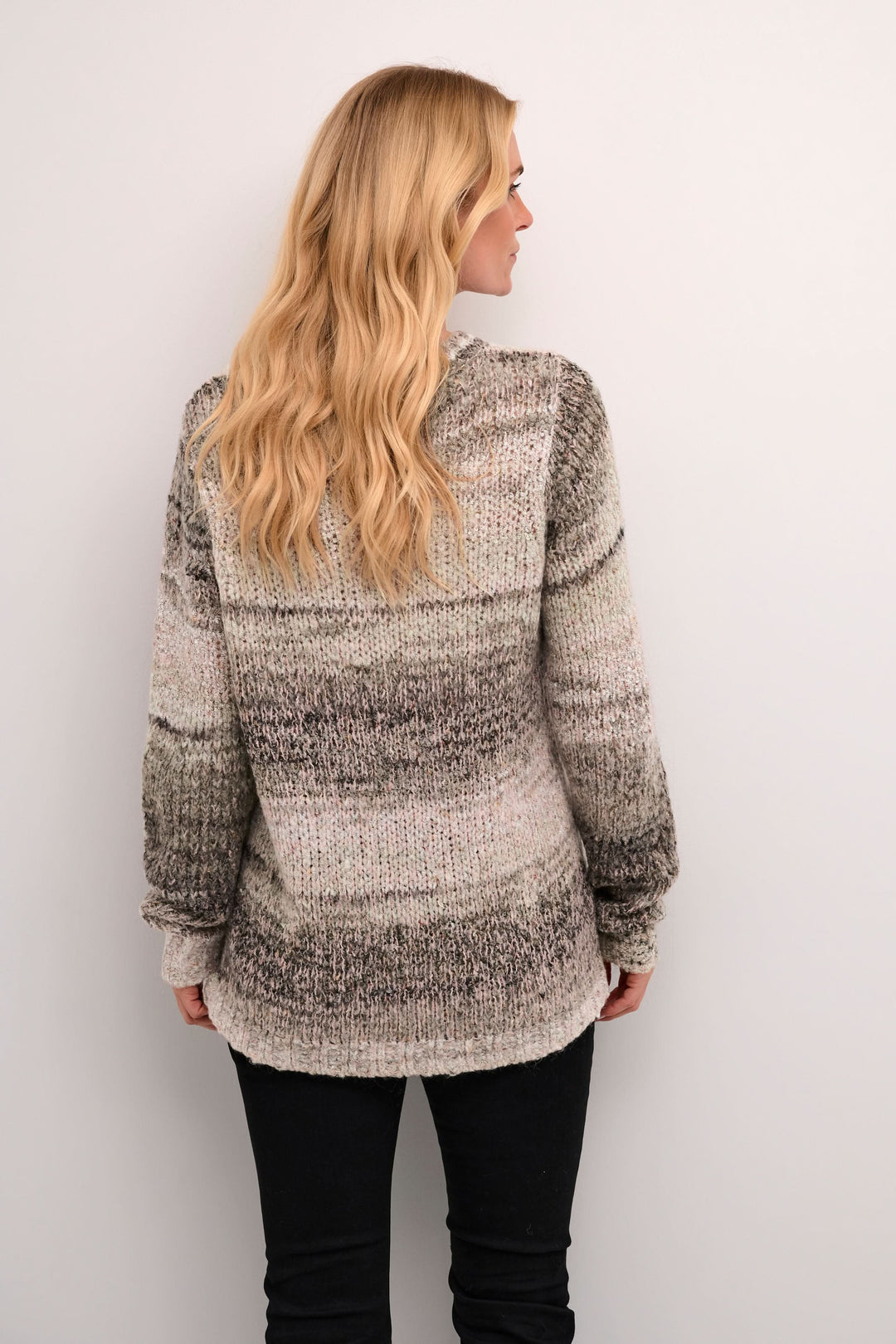 Tricot Lila à coupe droite, beige et gris, porté avec un look décontracté, vue de dos.
