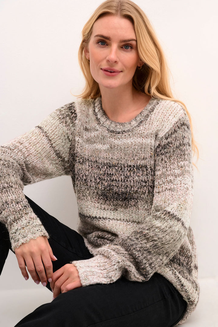 Tricot Lila en mélange de couleurs, coupe droite, longueur aux hanches, porté avec un look décontracté.