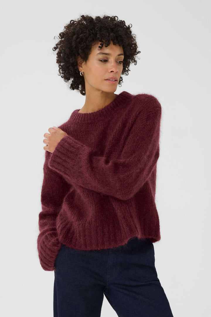 Pull tricot Sile bordeaux, ample, doux, col rond, manches longues, idéal pour un look cosy et élégant en saison froide.