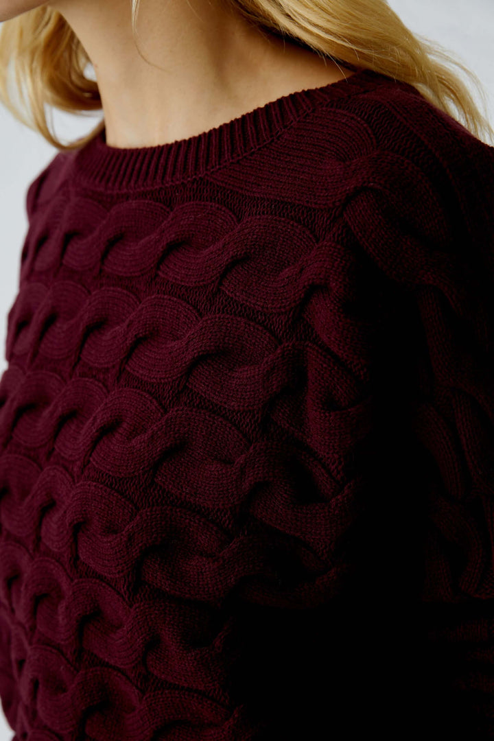 Tricot Sirah avec motif torsadé en coton doux, col bateau élégant et coupe carrée moderne, manches intégrées.