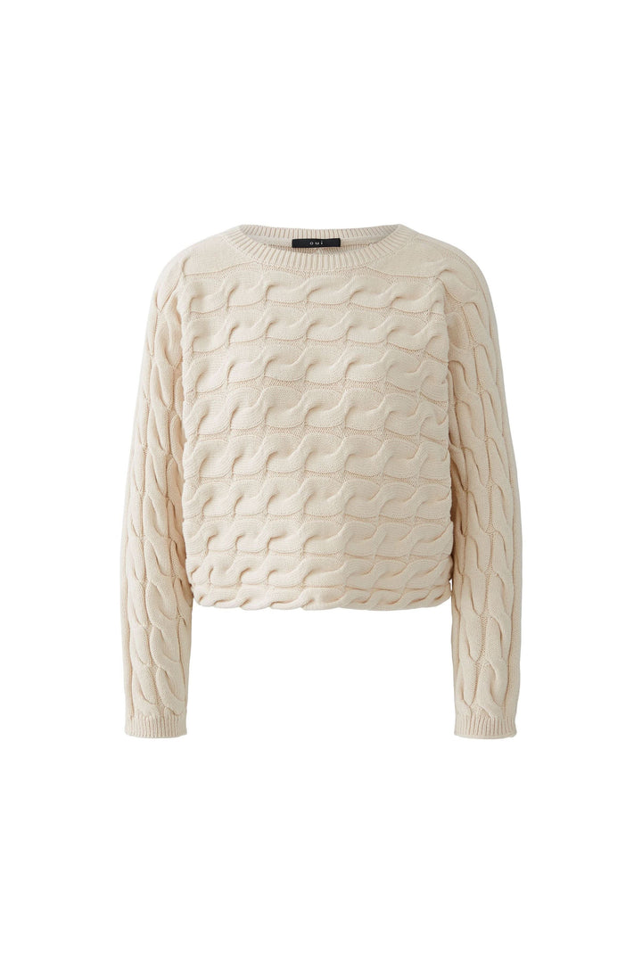 Tricot Sirah avec motif torsadé et col bateau, confectionné en coton volumineux, coupe carrée moderne et élégante.